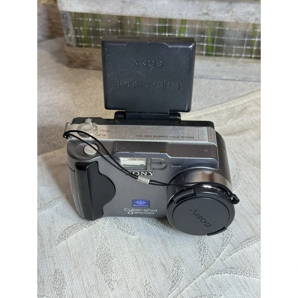 Sony Cyber-shot DSC-S30 1.3MP Digital Camera Vintage. 6 X Zoom. Not Tested